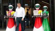 Robot maids help wealthy Chinese shopper